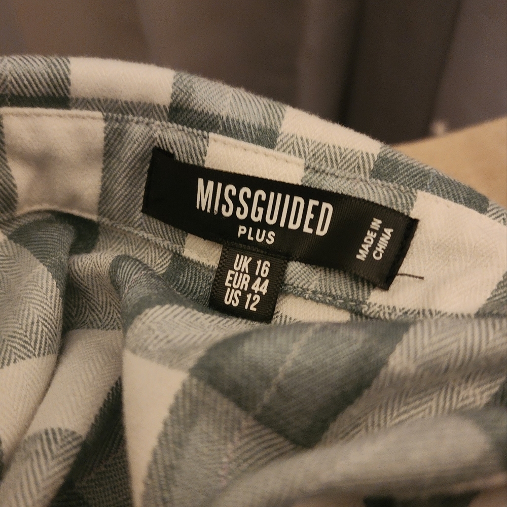 Misguided Plaid Pleated Dress - Picture 3 of 4